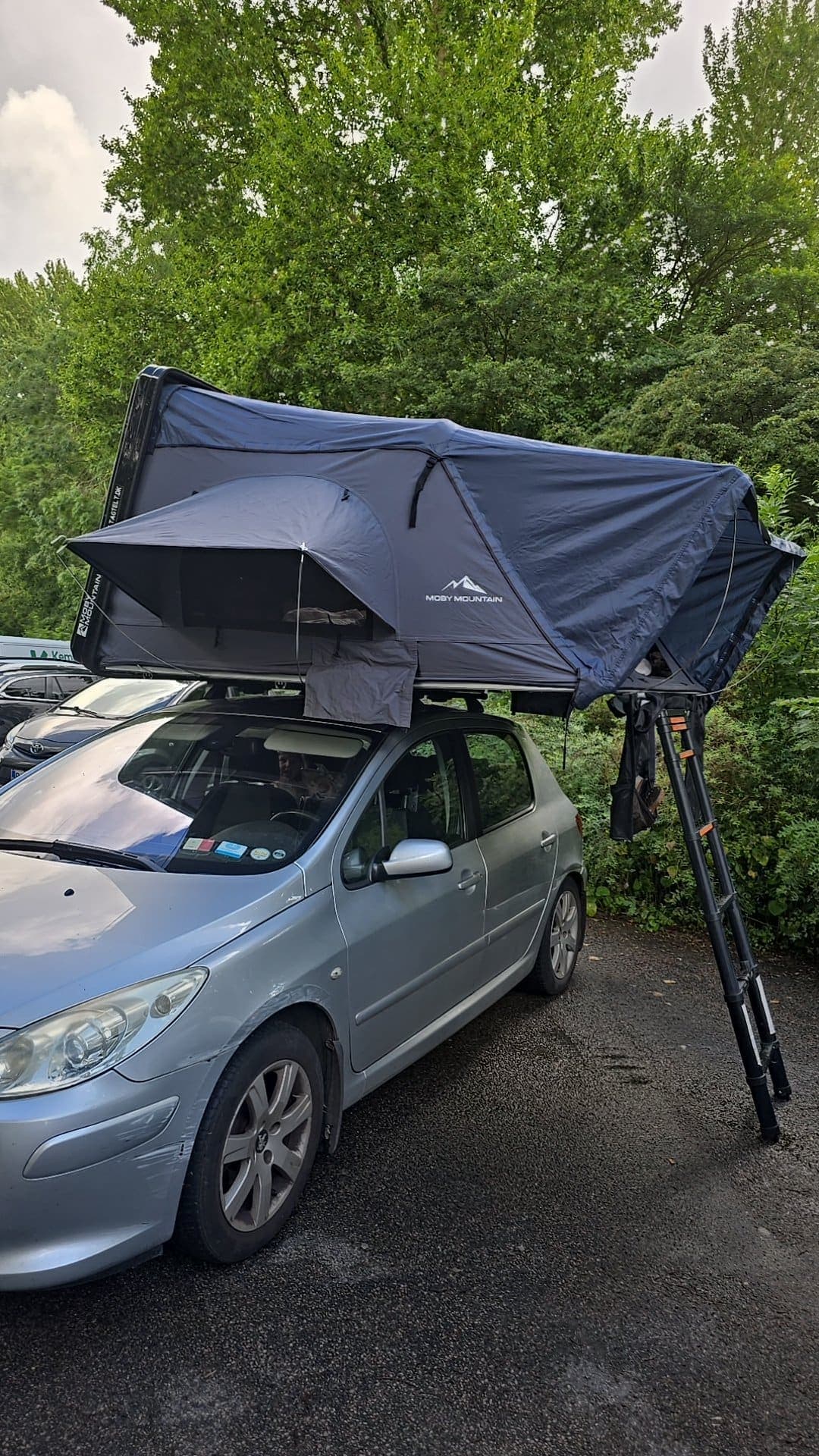 Tagbøjler med klap ud til siden af bilen, så teltet er nemt at komme op i