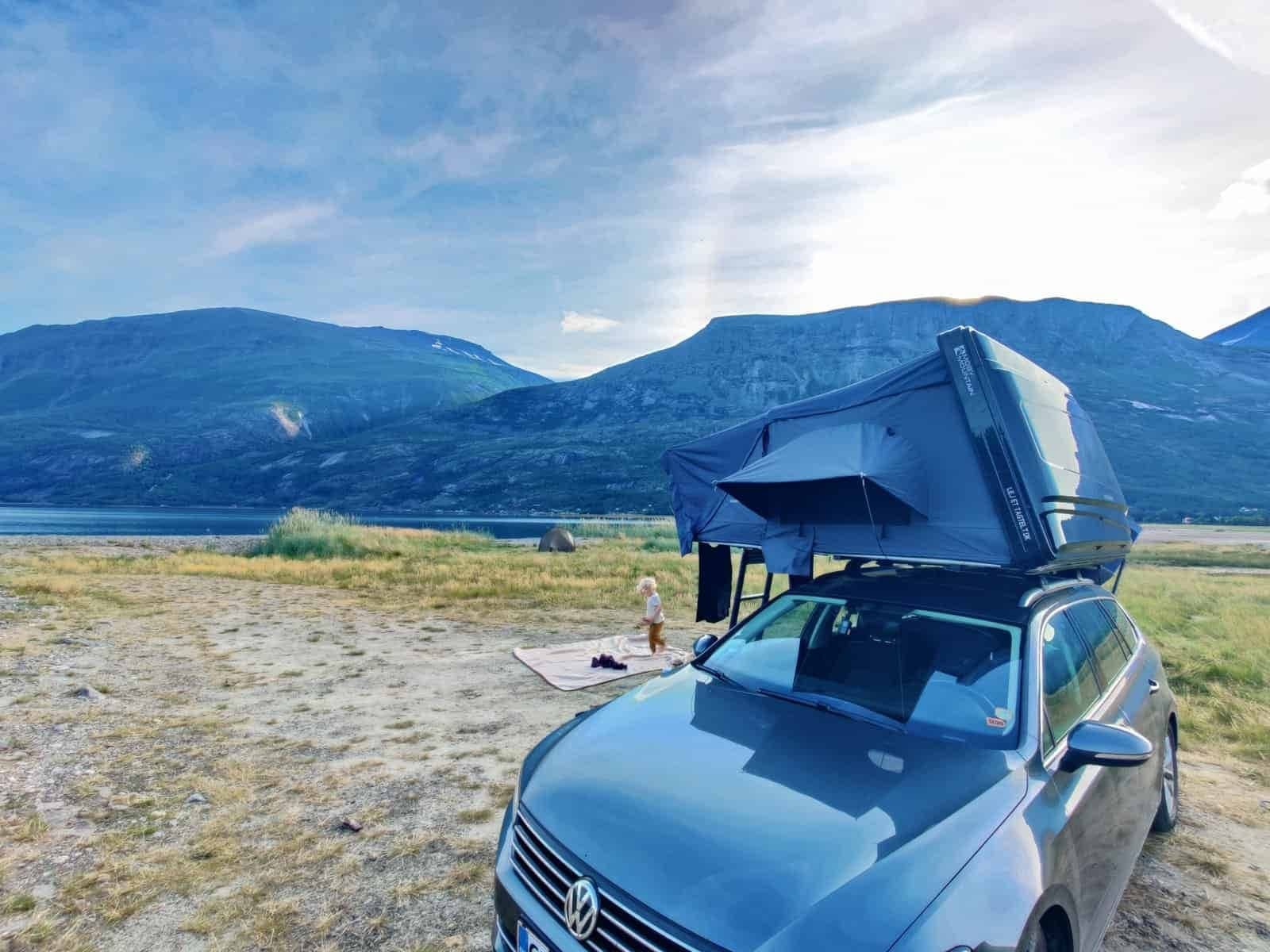 Tagteltet monteret på tagbøjlerne oven på en VW Golf, med fjeldene i baggrunden